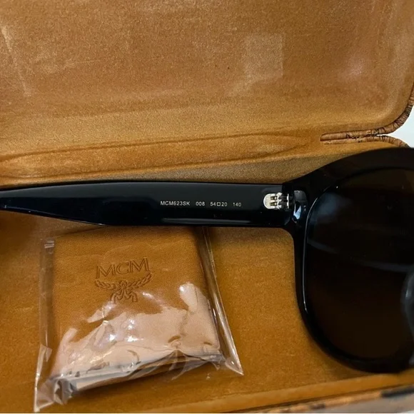 NWOT Ladies MCM Black Sunglasses With Original Case And Cloth - Picture 7 of 11